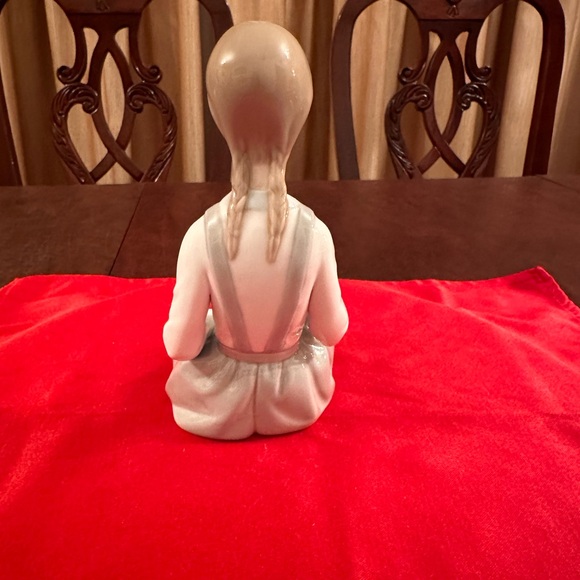 Lladro Handmade in Spain-Porcelain Figurine of “Girl w/Flower” Excellent Cond - Picture 7 of 9
